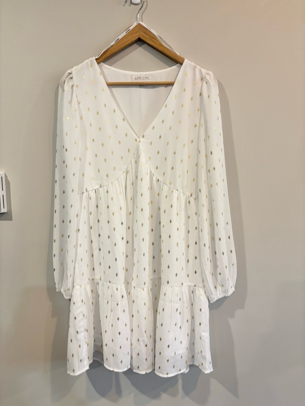 NWOT Fully Lined Apricot White V-Neck Tiered Long Sleeve Dress with Gold Foil